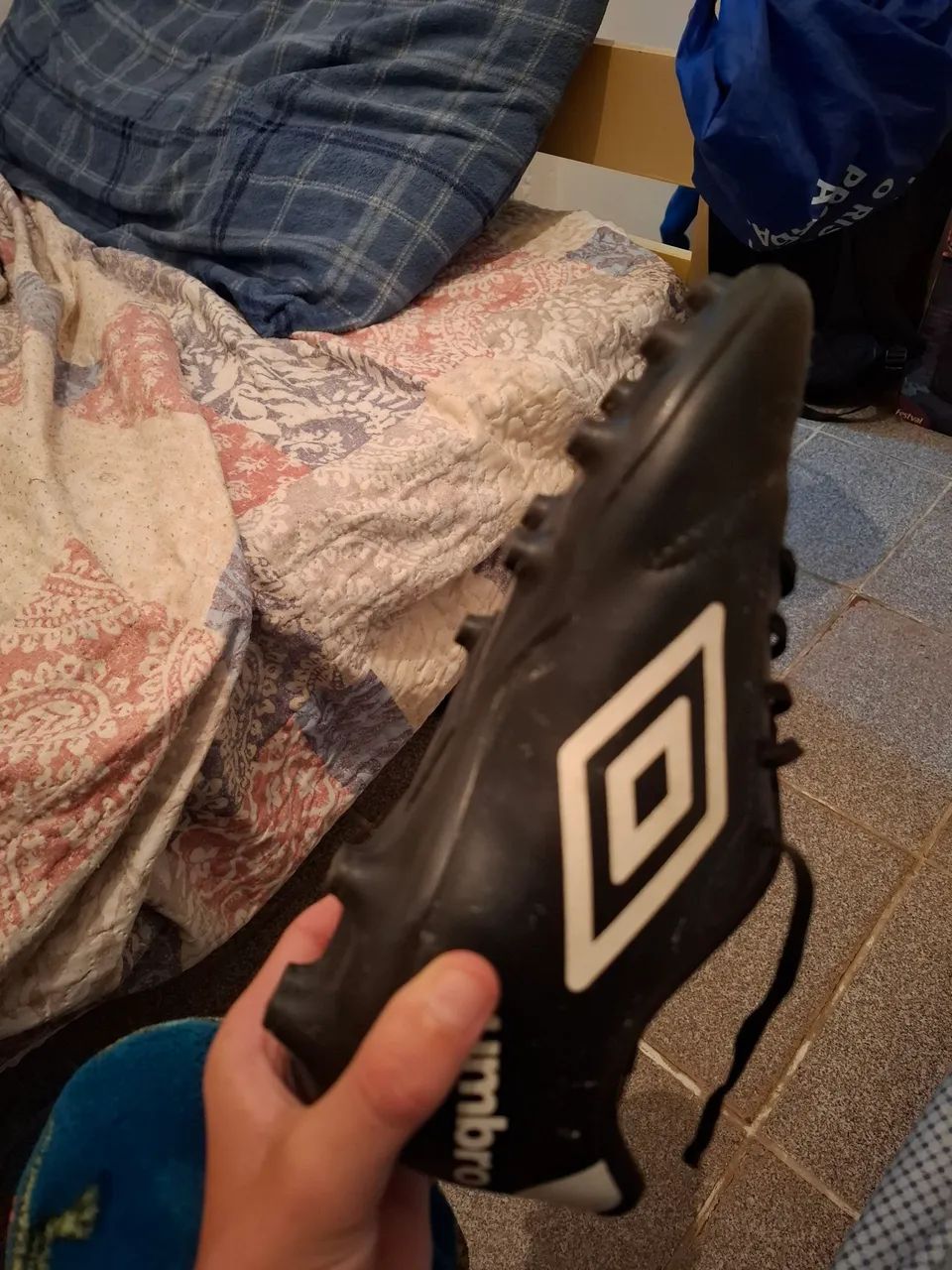 Chuteira umbro,  preta com branco  - Foto 3