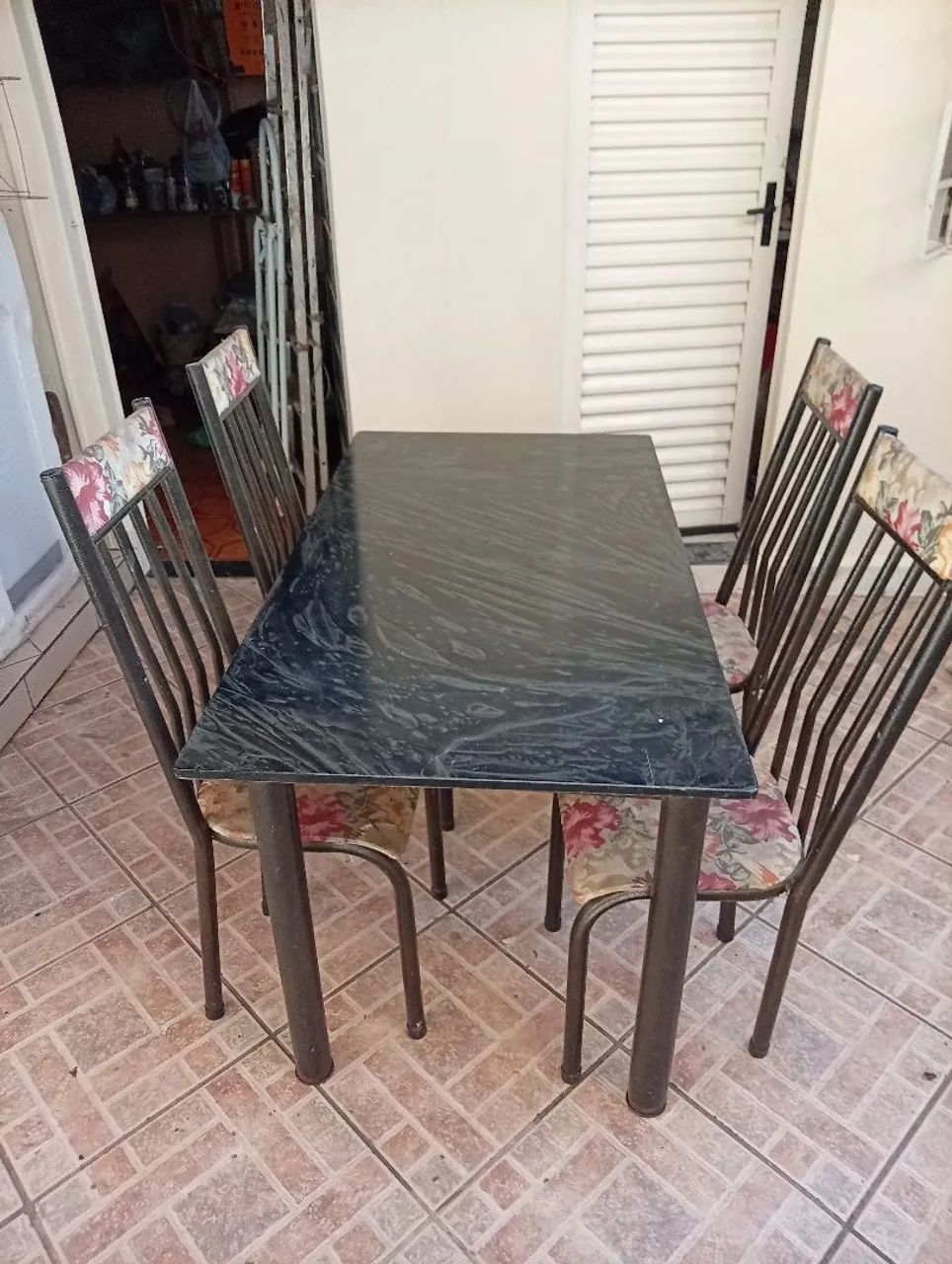 Vendo mesa com tampo de mármore com 4 cadeiras