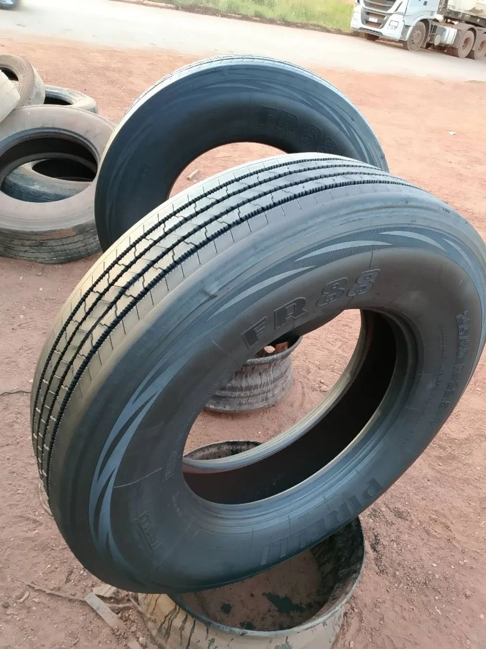 Pneus 295 recapado marca Pirelli 