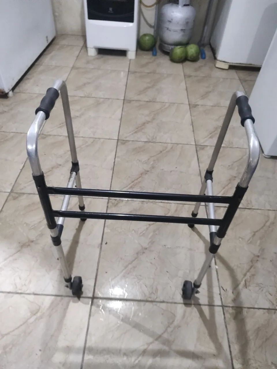Andador em alumínio com rodízio 