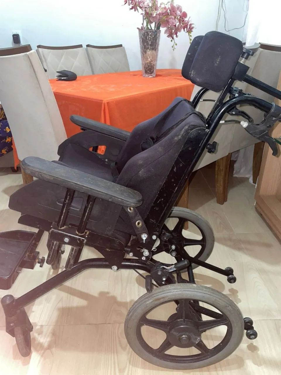 Cadeira de rodas ortomobil seminova