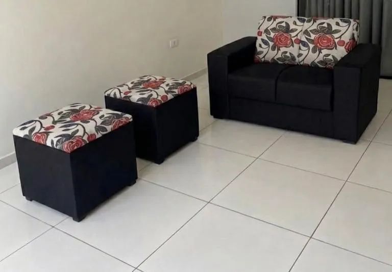 Sofá medida 1,35/70 ótimo pra apartamento bem confortável com estampa 