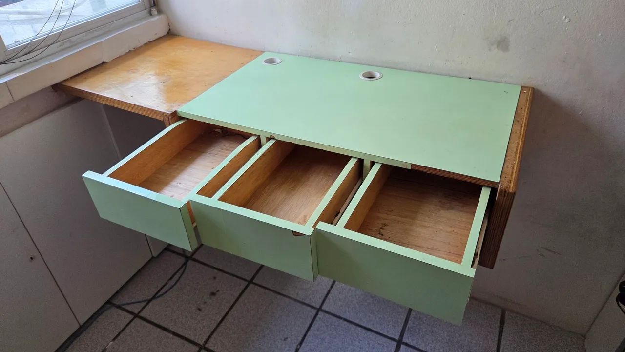 Mesa com gaveteiro (fixação na parede) - Foto 3