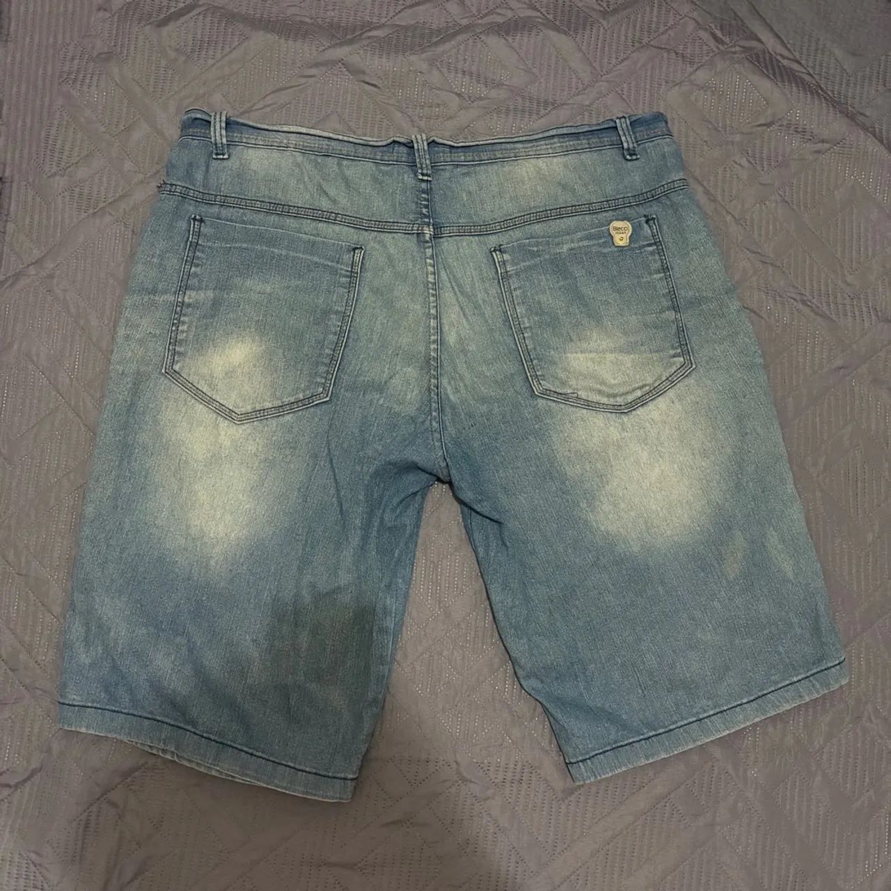 Bermuda jeans claro tam 50 - Foto 2