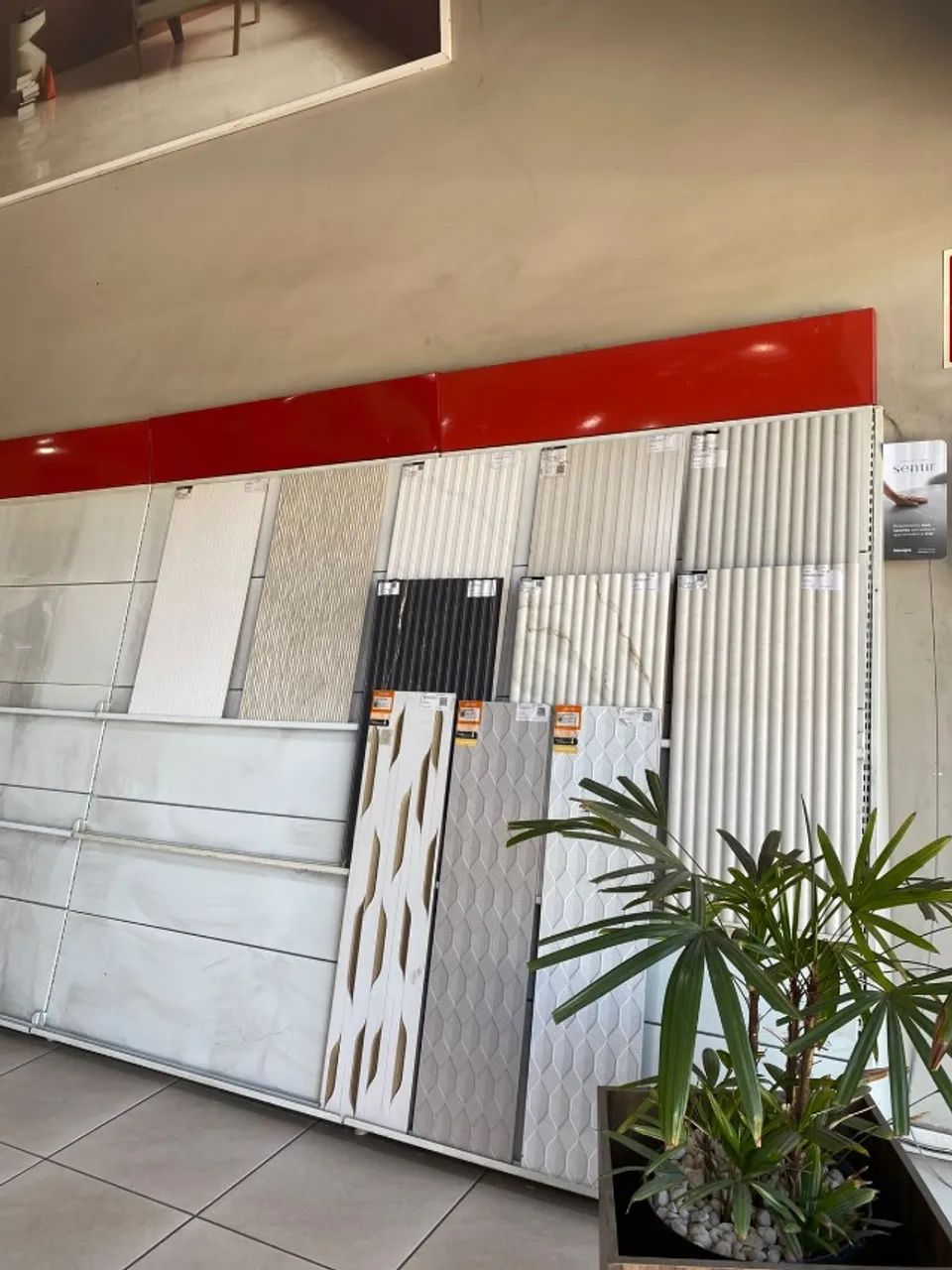  Temos um lote de gôndolas e móveis comerciais de excelente qualidade.