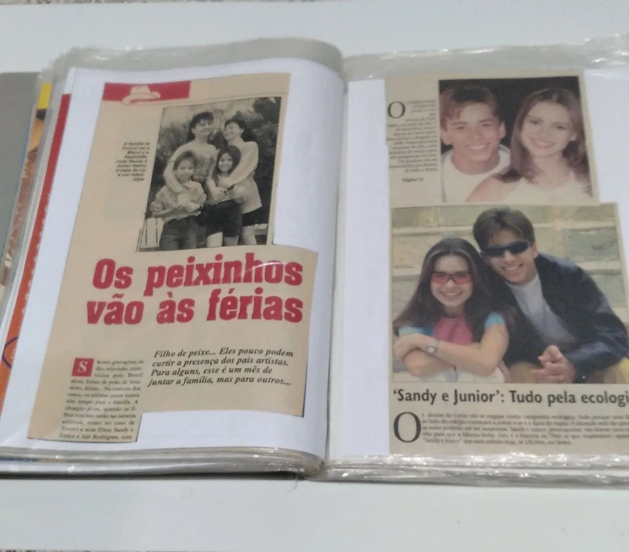 Pasta contendo 82 páginas de reportagens e recortes da dupla Sandy e Junior e + 3 pôsteres - Foto 3
