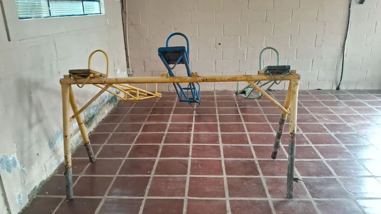 Gangorra tripla ferro bom estado - Foto 2