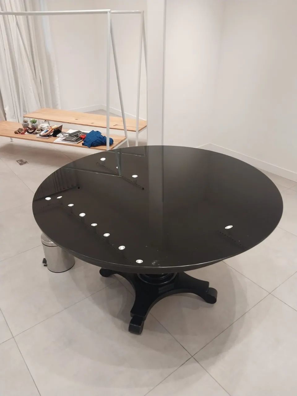 Mesa redonda de madeira com tampo de vidro