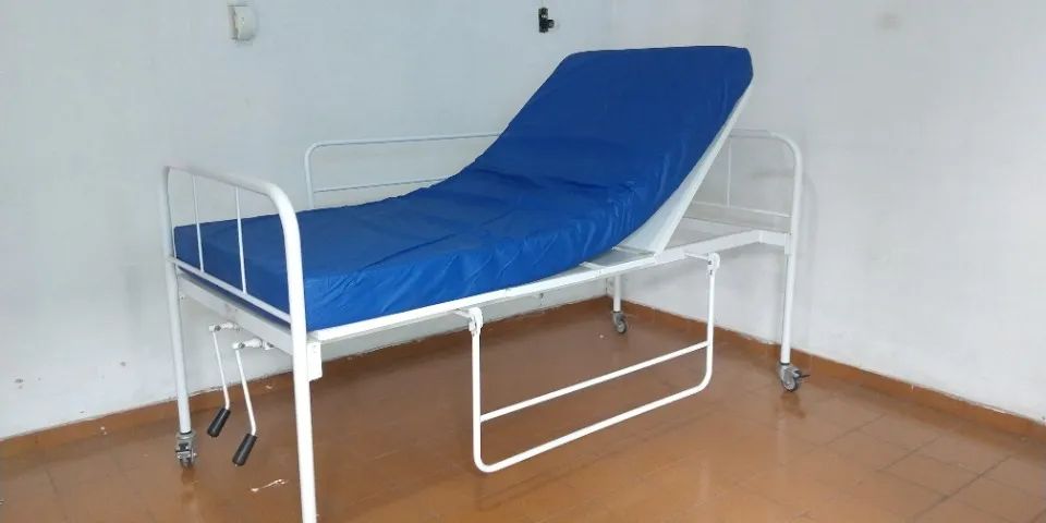Cama Hospitalar Fowler 2 Manivelas + Colchão Impermeável (Excelente Estado) - Foto 3