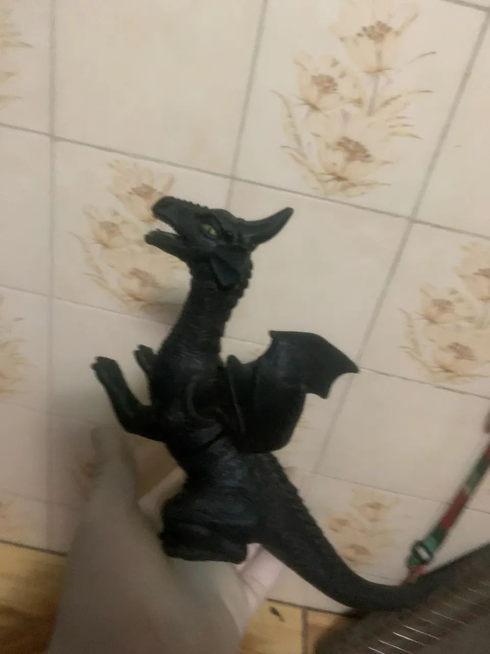 dragão preto feito de borracha macia.   - Foto 3