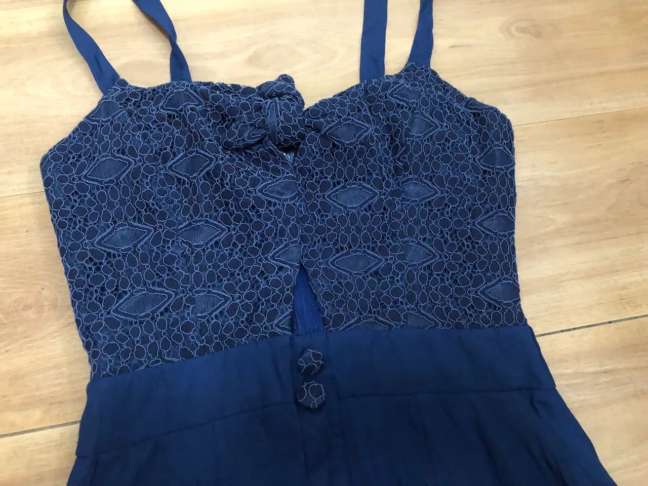 Vestido azul com detalhe de renda (M) - Foto 2