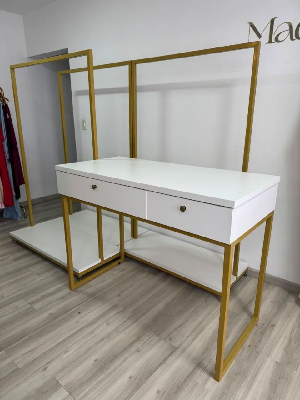 3 Araras com rodinhas + Mesa alta.