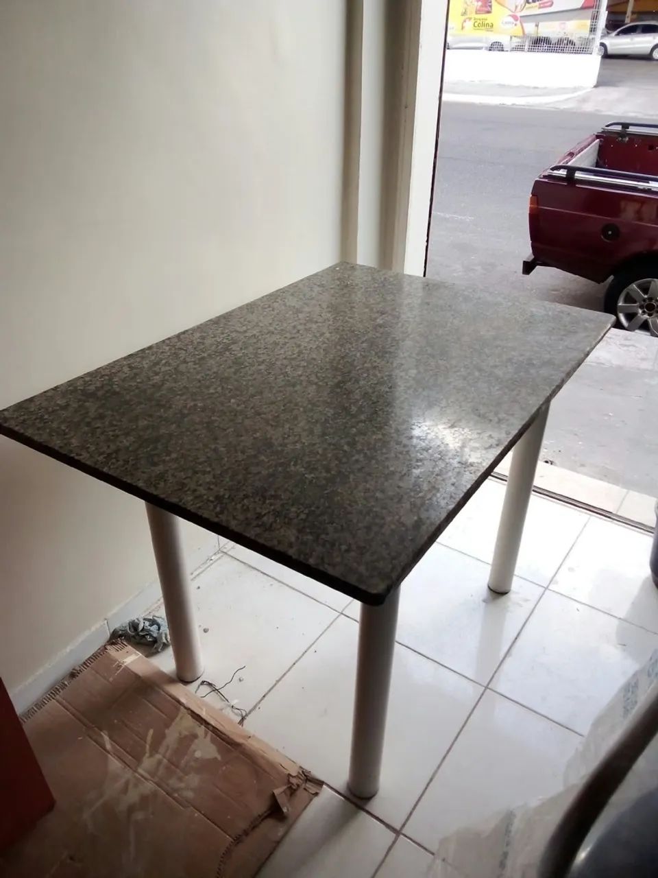 1 mesa com 4 cadeiras 