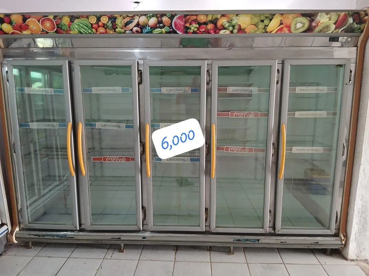 Vendo; refrigerador e prateleiras grandes. 