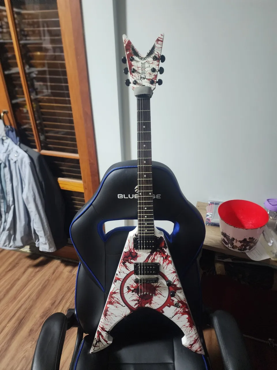 Guitarra flying-v Dean modelo Michael Amott Tyrant X Splatter com