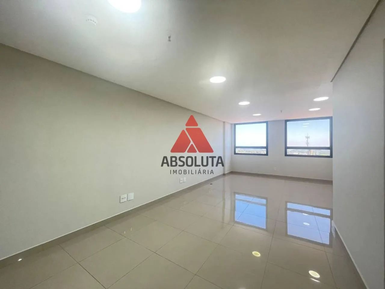 Sala Comercial com 43,61m² de área útil com 2 lavabos e 1 vaga coberta - Foto 2