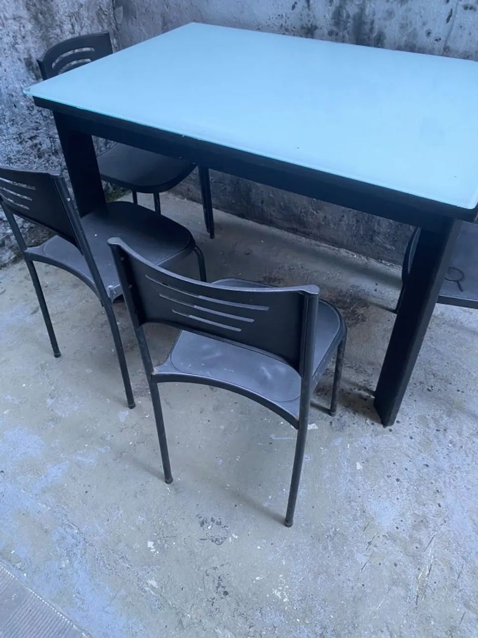 Mesa de madeira com 4 cadeiras em perfeito estado. - Foto 4