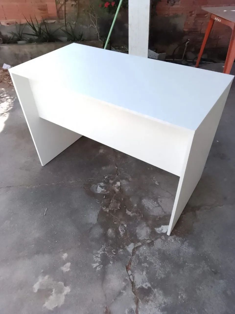 Ready-to-deliver office desk