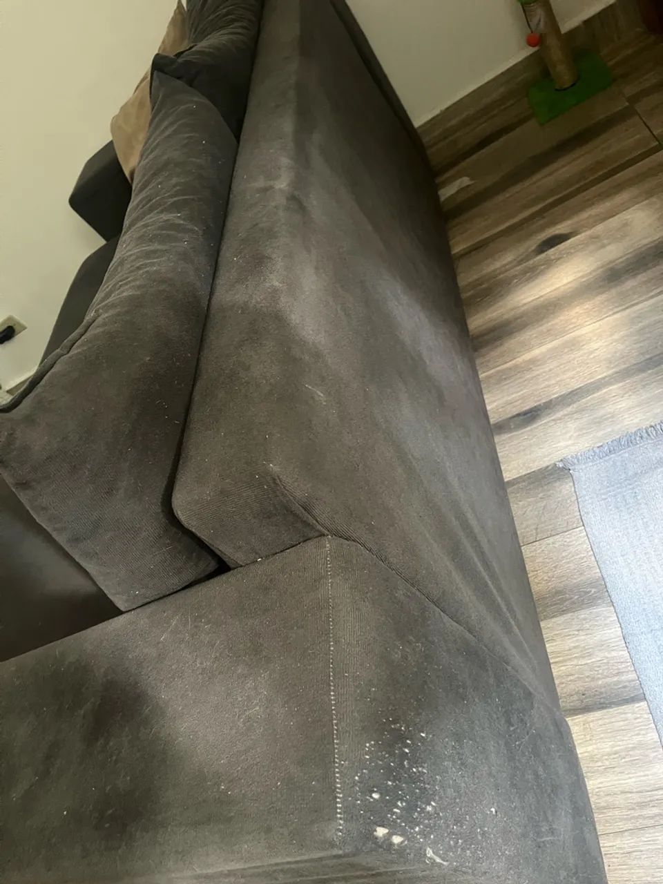 Sofá retrátil com marcas de uso/ precisa ser lavado