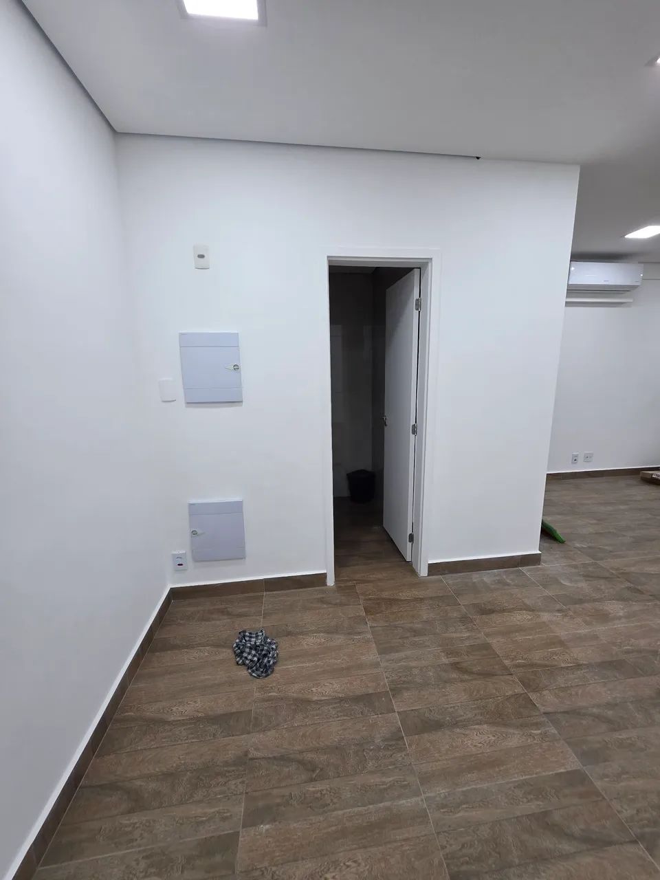 Sala comercial 42m c ar condicionado frigobar.