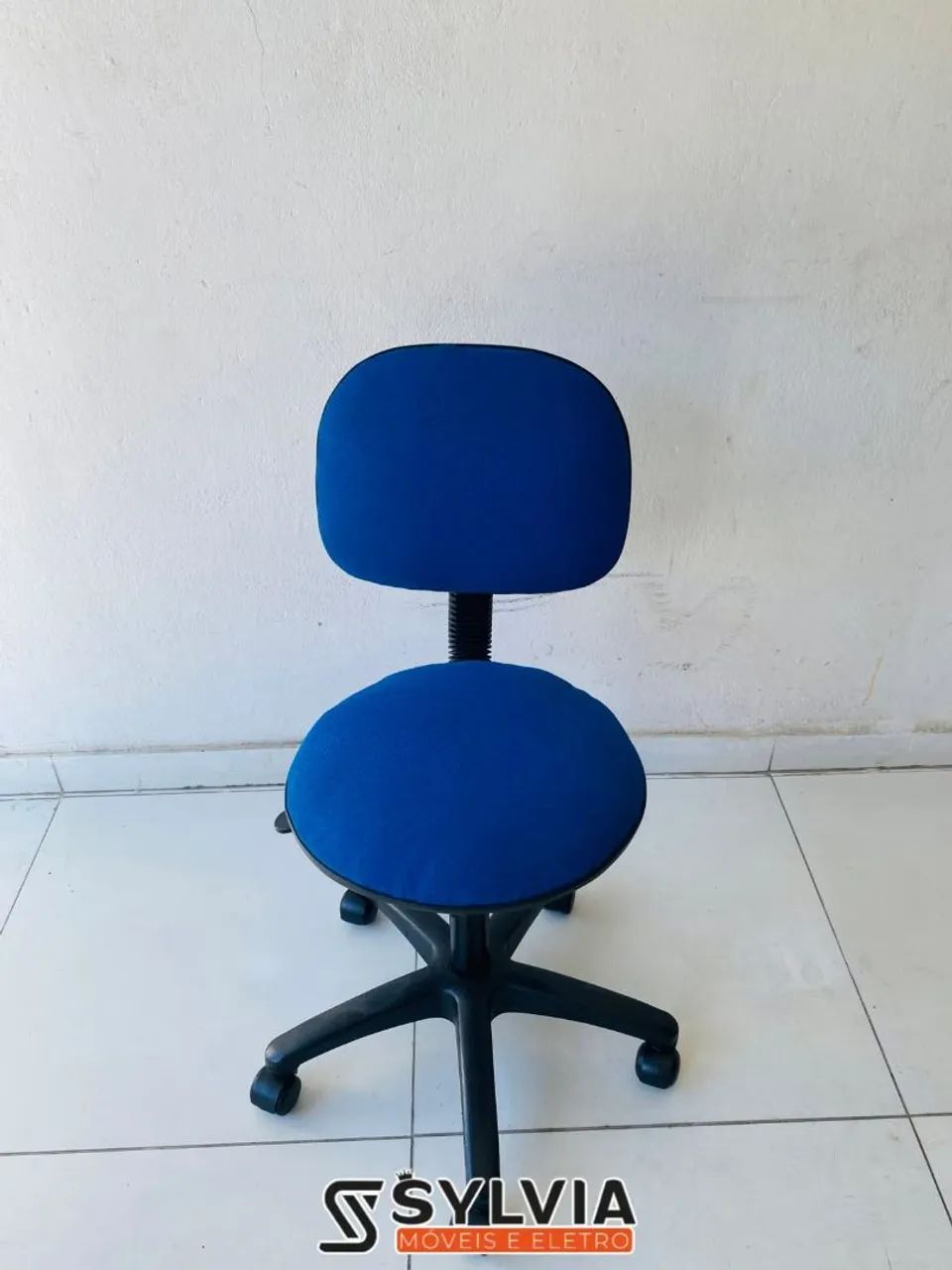 Cadeira de escritório azul e preta sem braço  - Foto 5