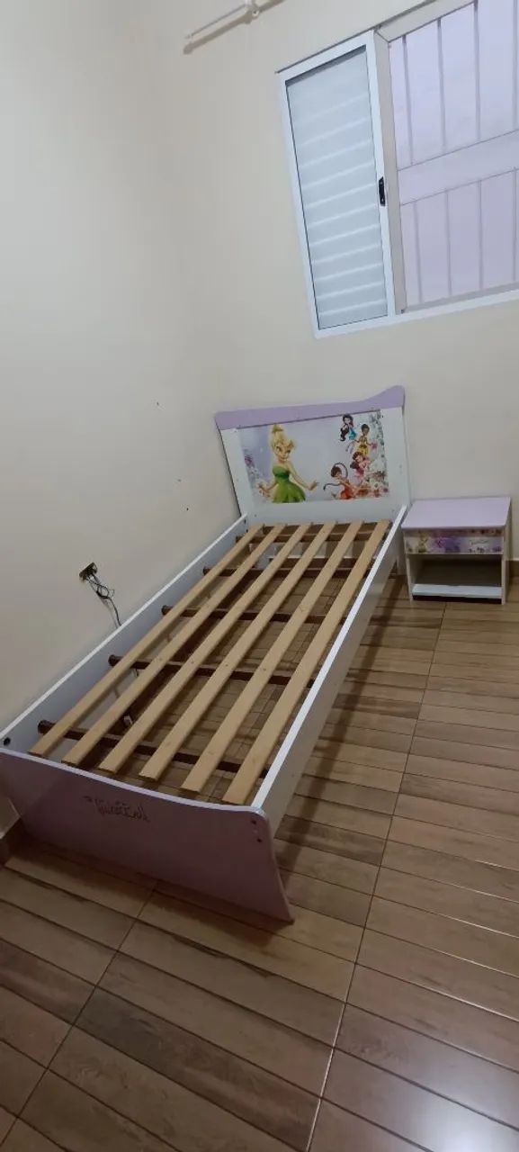 Cama com colchão + mesinha de cabeceira da Tinker Bell - Foto 5