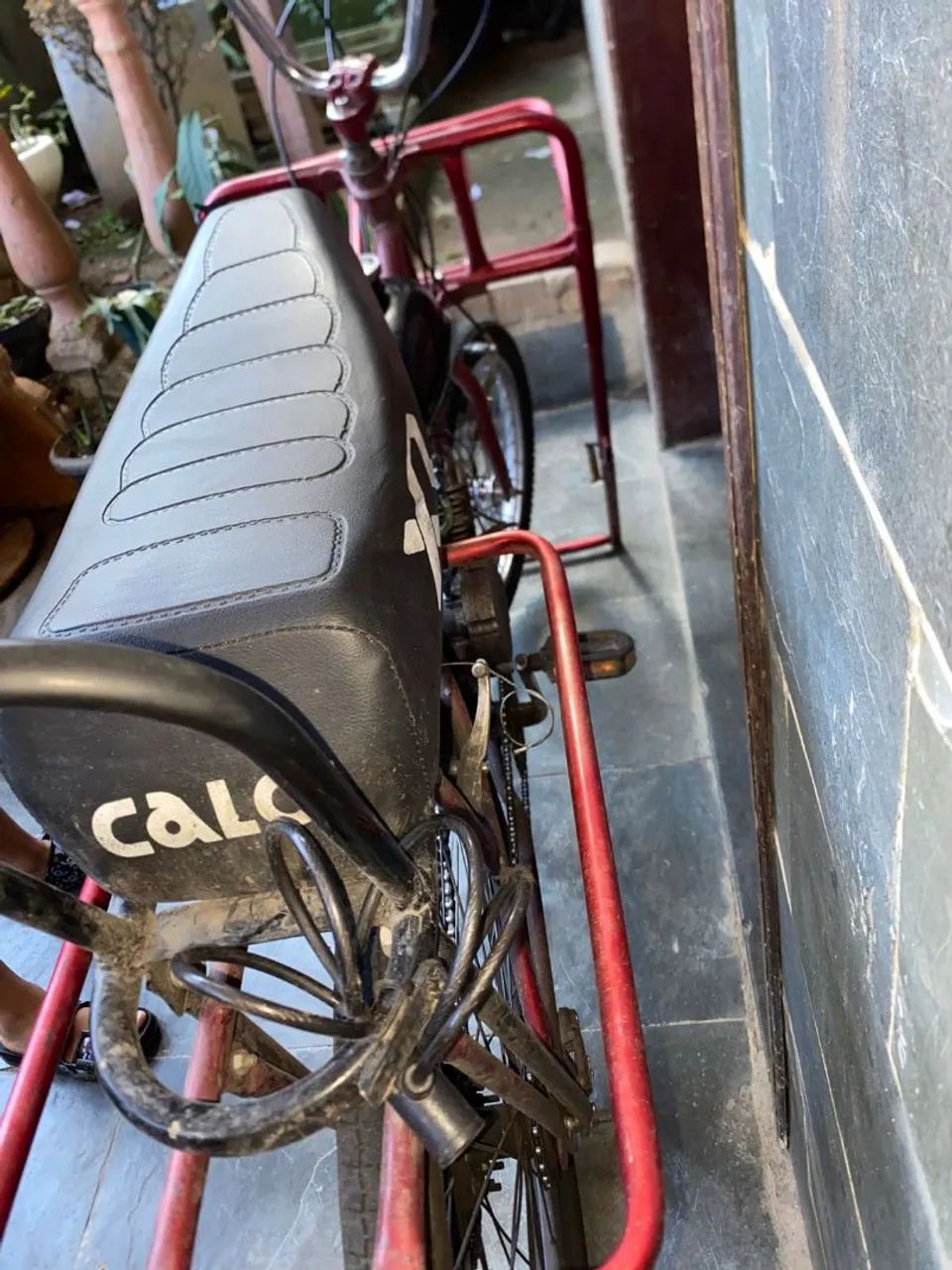 Motorized cargo bicycle