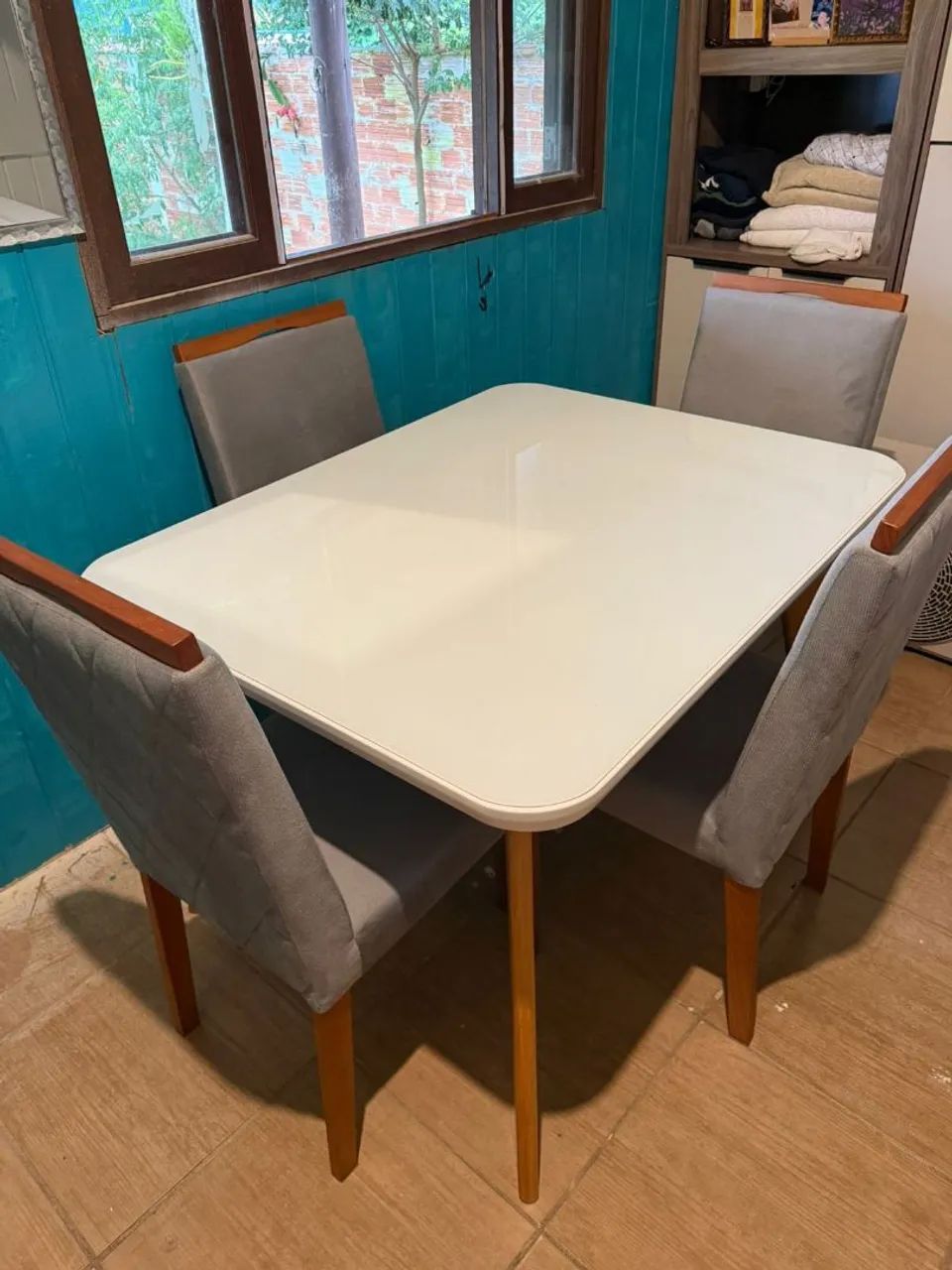 Mesa com 4 cadeiras
