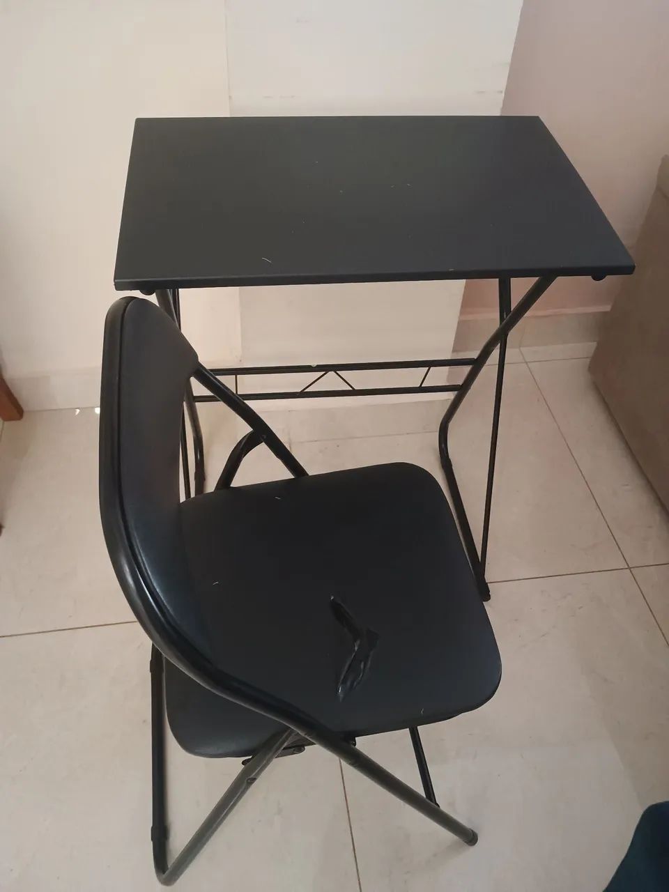 Mesa de estudos e cadeira