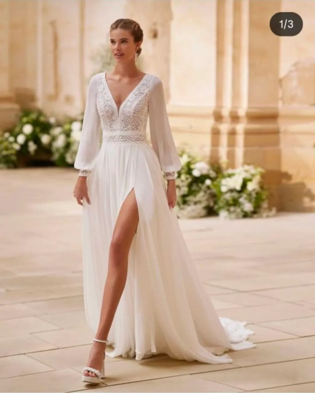 Vestido de noiva com véu e sandália