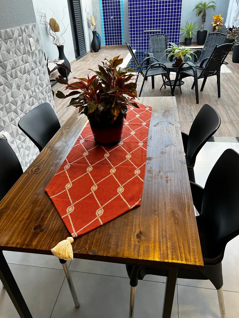 Mesa de madeira com quatro cadeiras  - Foto 5