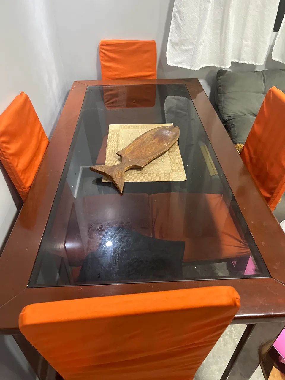 Mesa impecável de madeira maciça e tampão de vidro 