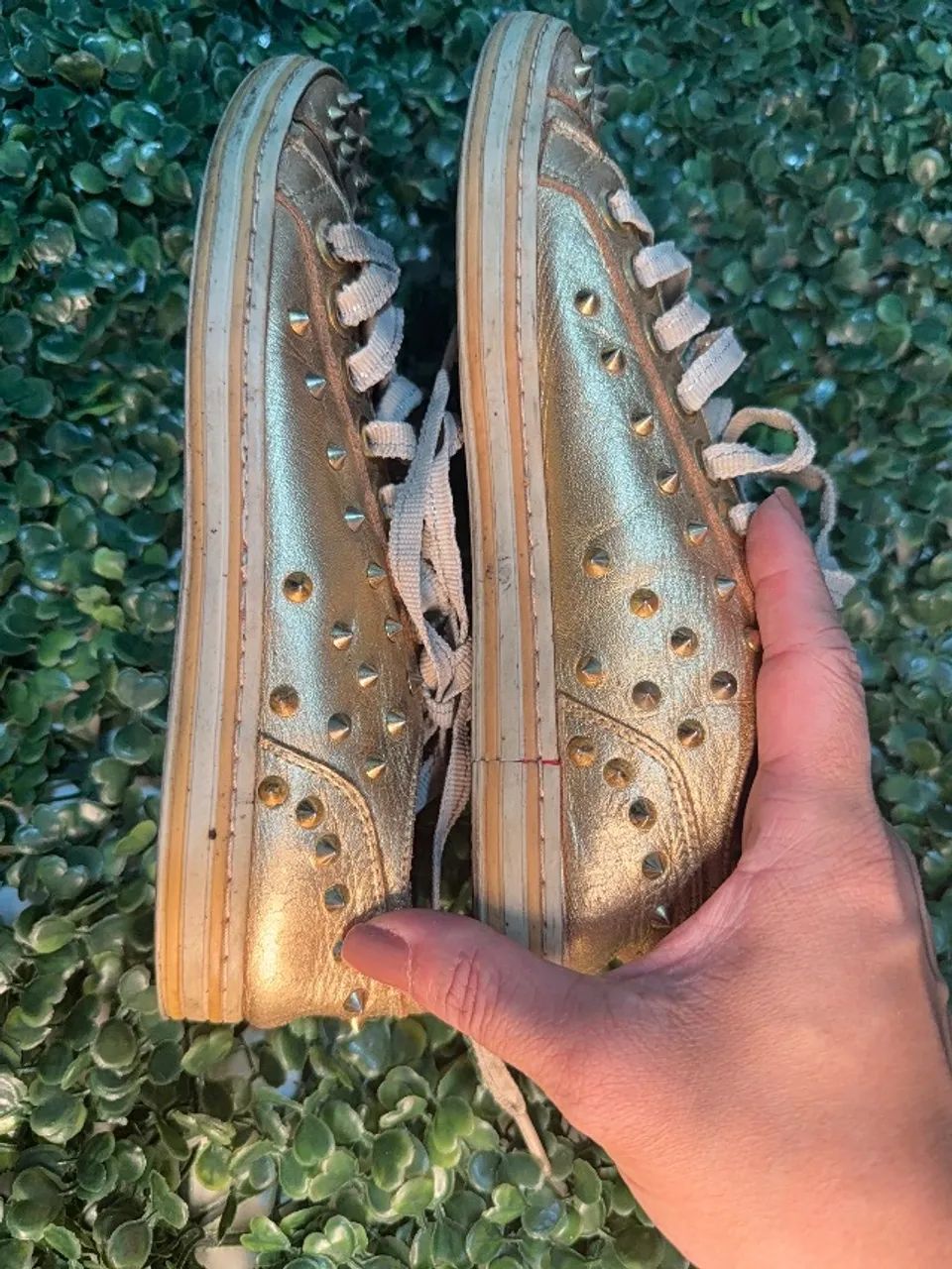 Tênis Dourado com Spikes - Foto 3