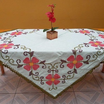 Toalha de Mesa Bordada em Tecido Xadrez