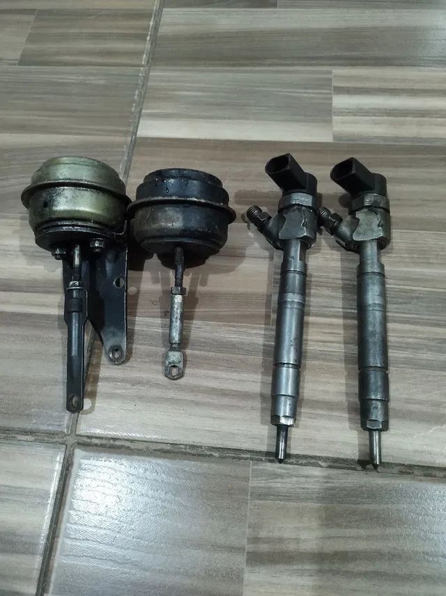 Vendo 2 bico injetor da Sprinter 313 e 2 wastgata mim chama no ZAP *