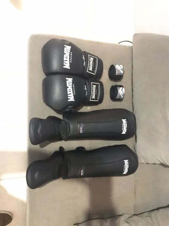 Luva e caneleira Maximum semi-novo