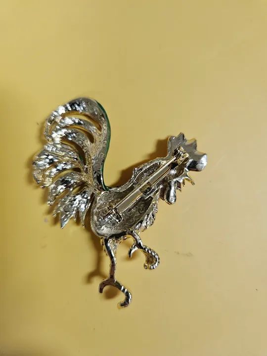 Broche galo dourado esmaltado - Foto 3