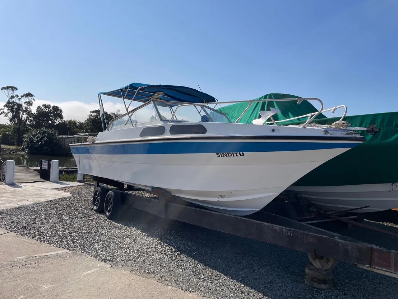 Lancha DM 26 com motor MWM diesel