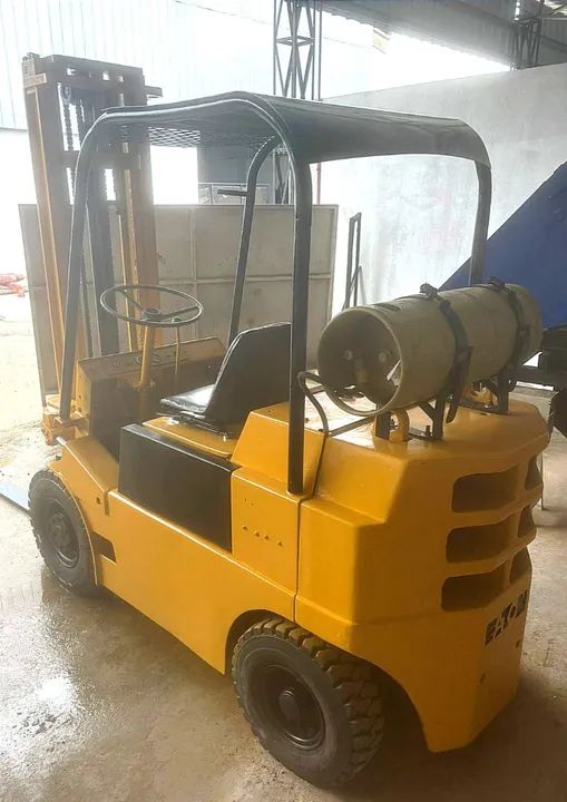 Empilhadeira Yale 2,5 toneladas torre 4,0m elevação / a gás  - Foto 2