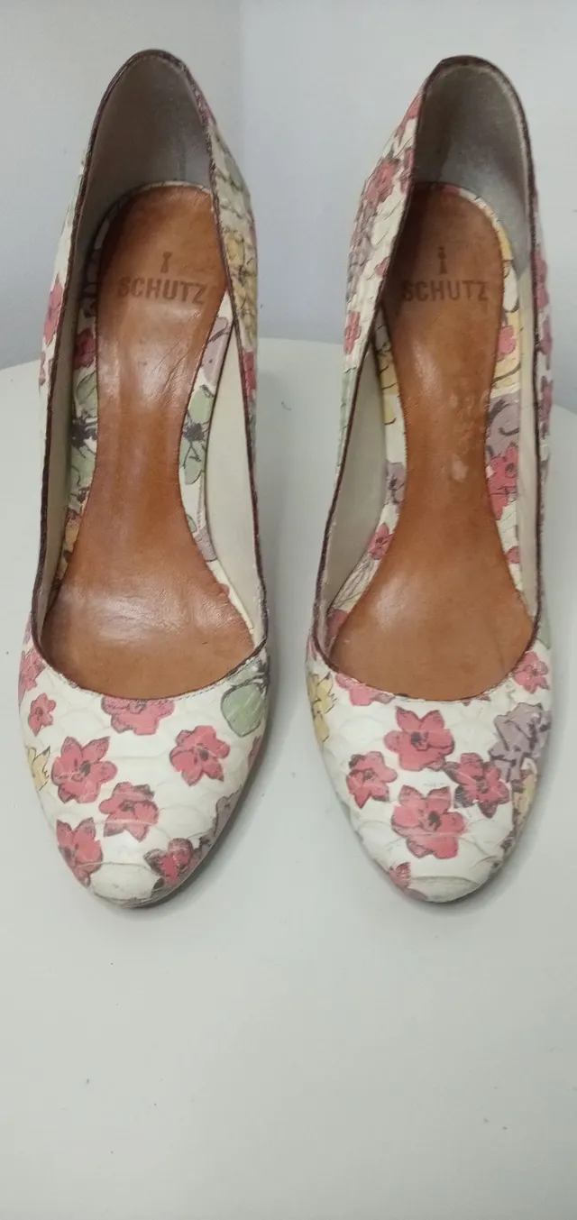 Scarpin Schutz florido em couro tam. 36 ( usado). Salto 11 cm.
