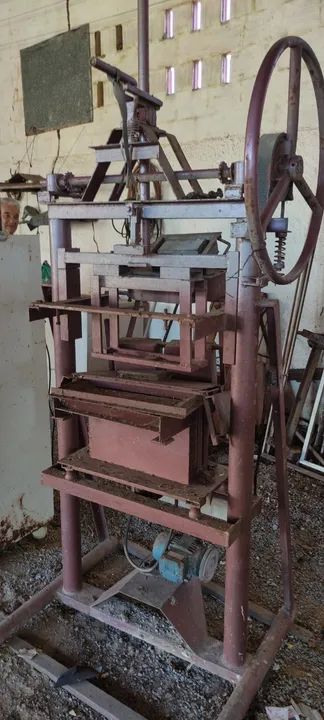 Maquina de fazer blocos de concreto (Valor para desocupar espaço ) Troco... - Foto 2