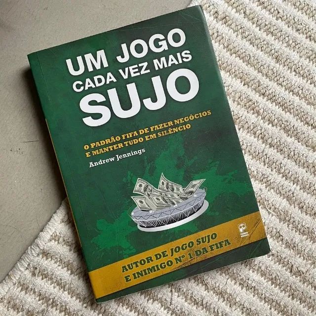 Livro Um jogo cada vez mais sujo - Capa comum - Edição padrão