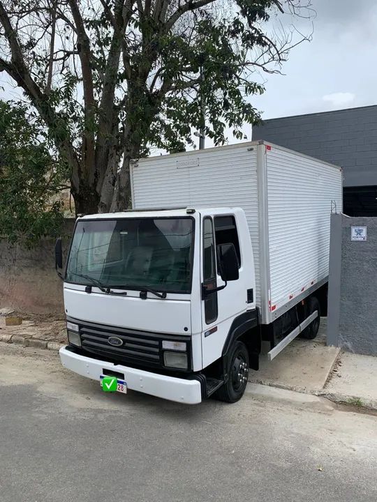 Ford Cargo 814 1997 caminhão bem cuidado.