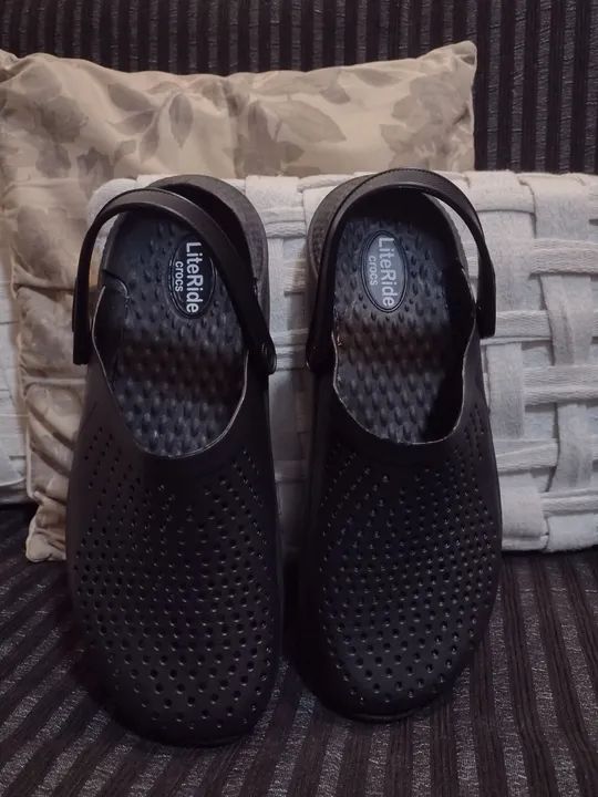 Sandálias Crocs LiteRide Preta n 40/41 retirar em ramos  - Foto 3