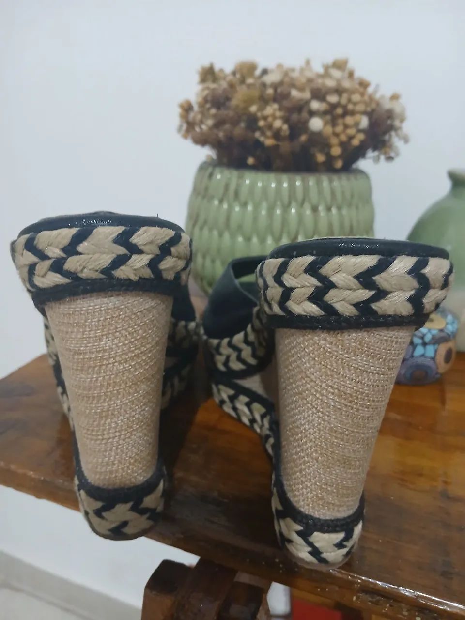 Sandália Anabela Preta com Detalhes em Palha - Foto 4