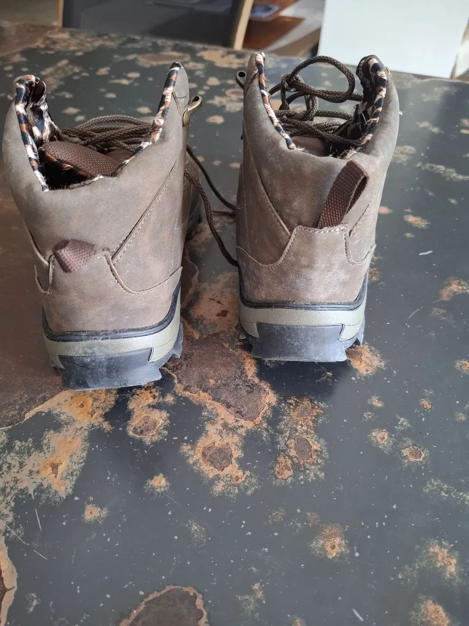 Botas de couro marrom com forro animal print - Foto 4