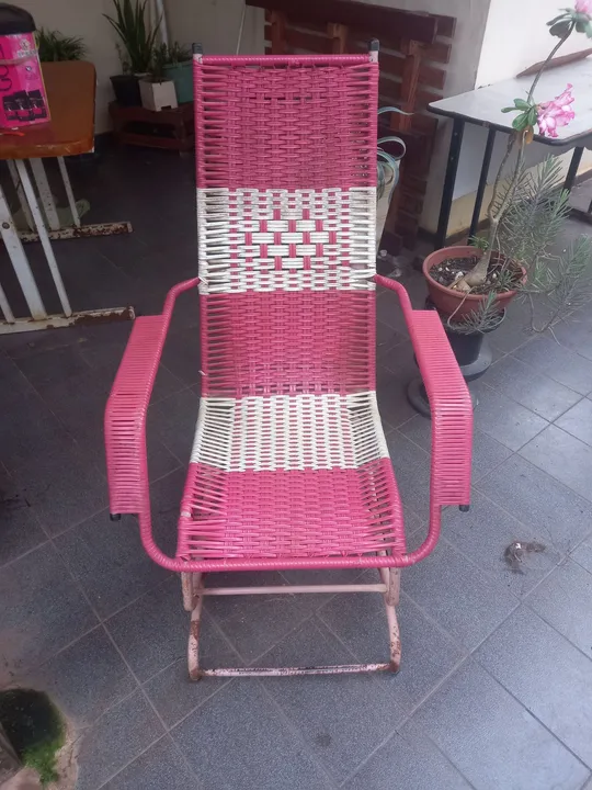 Poltrona de vime rosa e branca