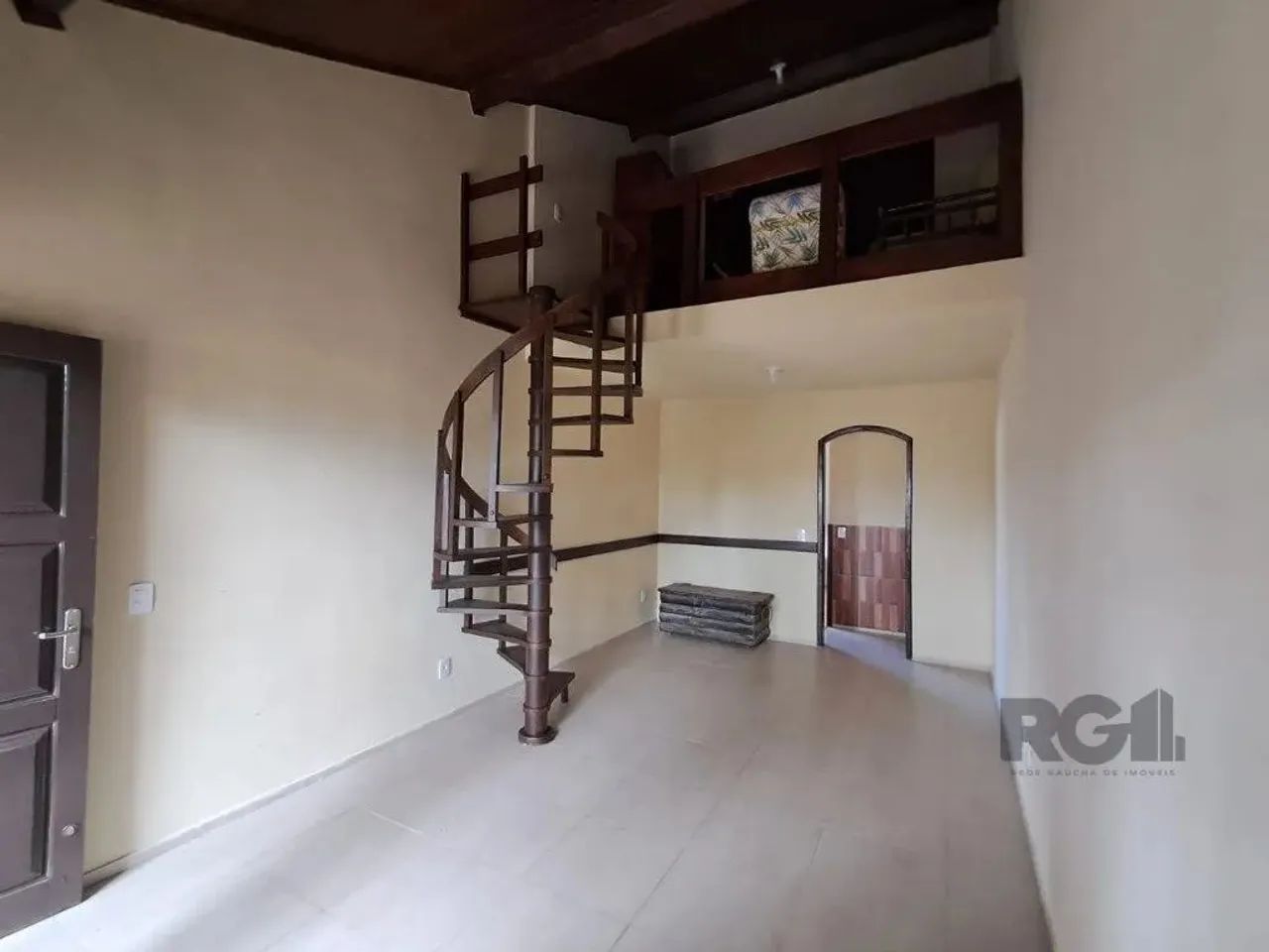 Casa para alugar no bairro Sarandi, com 4 quartos. Possui sala de estar ampla, mezanino co - Foto 2