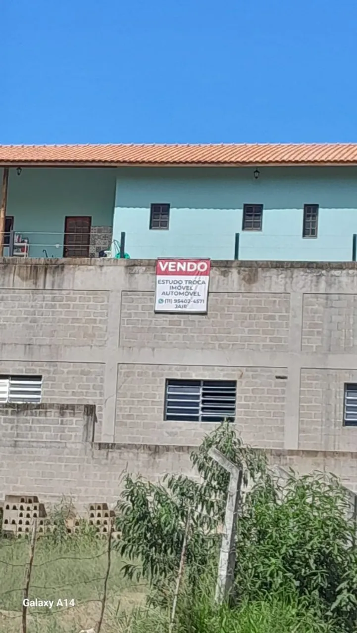 Salão com casa em cima