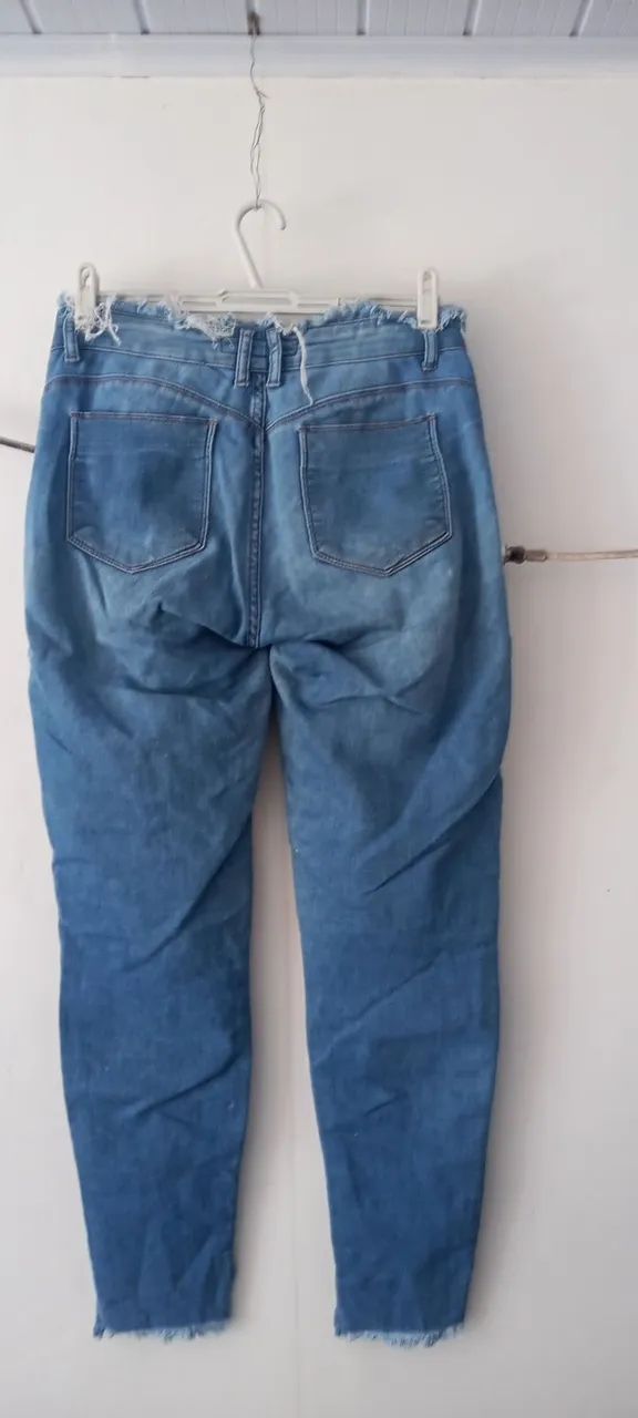 Calça Jeans Feminina com Barra Desfiada - Foto 2